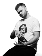 Łukasz Ojdana na czarno-białym zdjęciu.