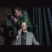 Aktorzy odtwarzający role Sherlocka i Watsona w trakcie spektaklu.