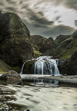 Na zdjęciu górzysty krajobraz z niewielkim wodospadem.