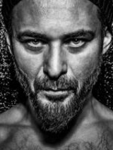 Czarnobiałe zdjęcie twarzy Aresa Chadzinikolau.