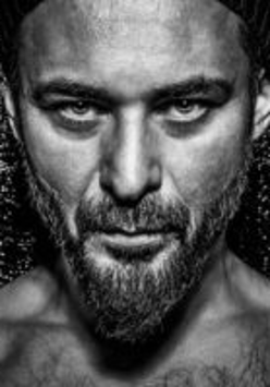 Czarnobiałe zdjęcie twarzy Aresa Chadzinikolau.