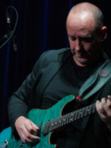 Na zdjęciu Marek Napiórkowski grający na zielonej gitarze.