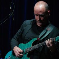 Na zdjęciu Marek Napiórkowski grający na zielonej gitarze.