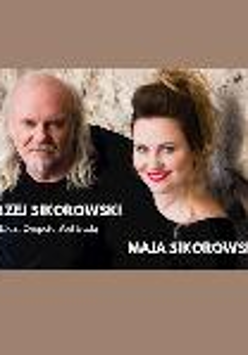 Na zdjęciu Andrzej Sikorowski z córką ubrani na czarno stoją na tle muru
