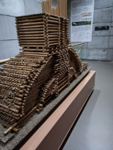 Zdjęcie przedstawia przekrój muru obronnego z czasów Mieszka I.