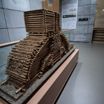 Zdjęcie przedstawia przekrój muru obronnego z czasów Mieszka I.