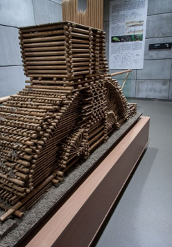 Zdjęcie przedstawia przekrój muru obronnego z czasów Mieszka I.