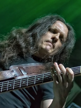 Na zdjęciu gitarzysta zespołu.