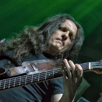 Na zdjęciu gitarzysta zespołu.