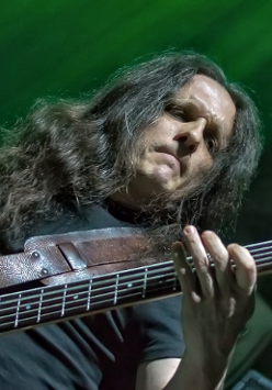 Na zdjęciu gitarzysta zespołu.