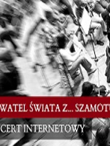 Widok z góry na orkiestrę w trakcie koncertu. Zdjęcie czarno-białe.