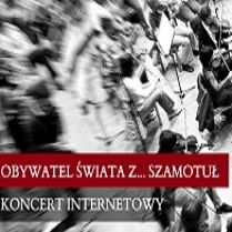 Widok z góry na orkiestrę w trakcie koncertu. Zdjęcie czarno-białe.