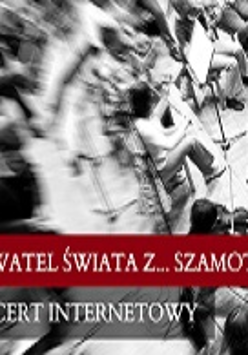 Widok z góry na orkiestrę w trakcie koncertu. Zdjęcie czarno-białe.