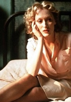 Kadr z filmu przedstawia Meryl Streep siedzącą na łóżku.