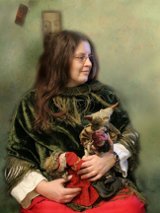 Postać siedzącej uśmiechniętej kobiety.