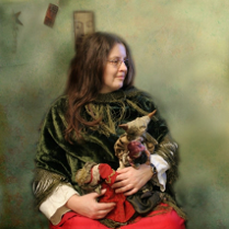 Postać siedzącej uśmiechniętej kobiety.