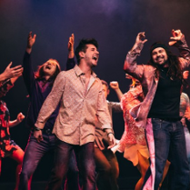 Na zdjęciu grupa ludzi tańczących i śpiewających.