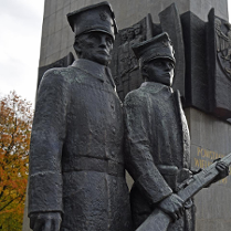 Na zdjęciu fragment pomnika Powstańców Wielkopolskich w Poznaniu przedstawiający dwie postaci powstańców.