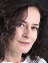 Na zdjęciu twarz lekko uśmiechniętej kobiety.