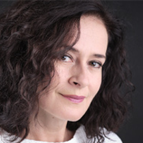 Na zdjęciu twarz lekko uśmiechniętej kobiety.