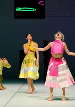 Artyści w trakcie spektaklu na scenie.