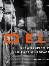 Na czarno-białym zdjęciu postaci dwóch mężczyzn. Na środku pomarańczowy napis Adela.