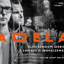 Na czarno-białym zdjęciu postaci dwóch mężczyzn. Na środku pomarańczowy napis Adela.