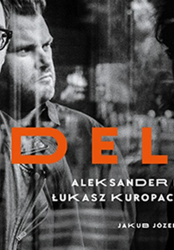 Na czarno-białym zdjęciu postaci dwóch mężczyzn. Na środku pomarańczowy napis Adela.