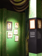 Na zdjęciu fragment wystawy. Na ścianach widoczne portrety kobiet.