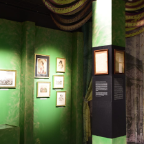 Na zdjęciu fragment wystawy. Na ścianach widoczne portrety kobiet.
