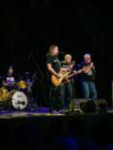 Na zdjęciu zespół muzyczny na scenie.