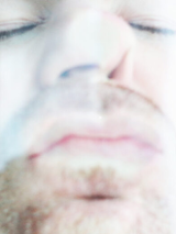 Mężczyzna całuje szybę, przyciskając do niej twarz. Widzimy to zza szyby.