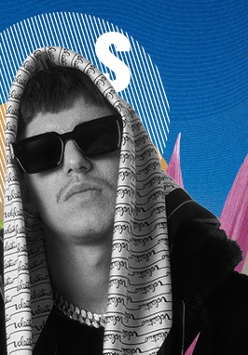 Na zdjęciu artysta w czarnych okularach i chustą na głowie.