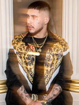 Na zdjęciu artysta siedzący między kolumnami.