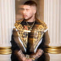 Na zdjęciu artysta siedzący między kolumnami.