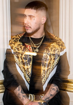 Na zdjęciu artysta siedzący między kolumnami.