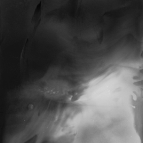 Przykład instalacji, ciemnie i jasne smugi układają się na kształt wody.