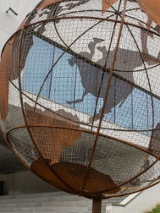 Instalacja przedstawiająca kulę ziemską, w tle Brama Poznania.