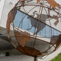 Instalacja przedstawiająca kulę ziemską, w tle Brama Poznania.