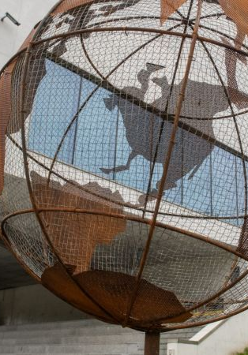 Instalacja przedstawiająca kulę ziemską, w tle Brama Poznania.