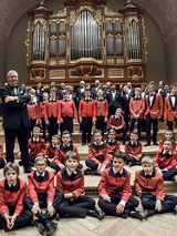 Baner ze zdjęciem członków chóru.