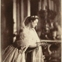 Portret w sepii przedstawia jedną z bohaterek wykładu, królową Eugenię.