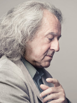 Na zdjęciu Marek Pijarowski. Kolorowe zdjęcie profilu artysty.