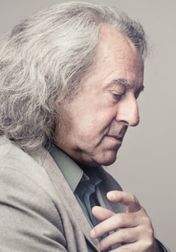 Na zdjęciu Marek Pijarowski. Kolorowe zdjęcie profilu artysty.