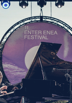 Na zdjęciu Leszek Możdżer przy fortepianie na scenie festiwalu.