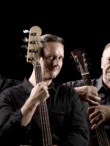 Na zdjęciu członkowie zespołu z gitarami.