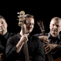 Na zdjęciu członkowie zespołu z gitarami.