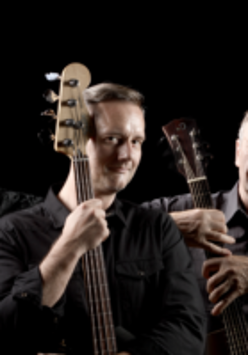 Na zdjęciu członkowie zespołu z gitarami.