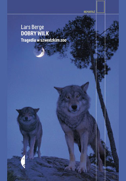 Okładka książki "Dobry wilk": fotografia ciemna, granatowa, zrobiona w nocy, na skale stoją dwa wilki, patrzą w kierunku osoby robiącej zdjęcie.