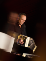 Na zdjęciu Wiesław Prządka grający na harmonii.